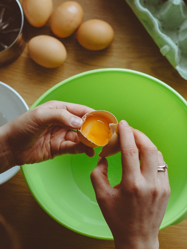 food-hands-woman-egg.jpg